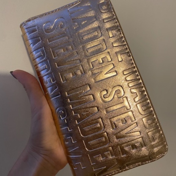 Steve Madden Handbags - Rose gold Steve Madden wallet missing outside zipper piece barely used